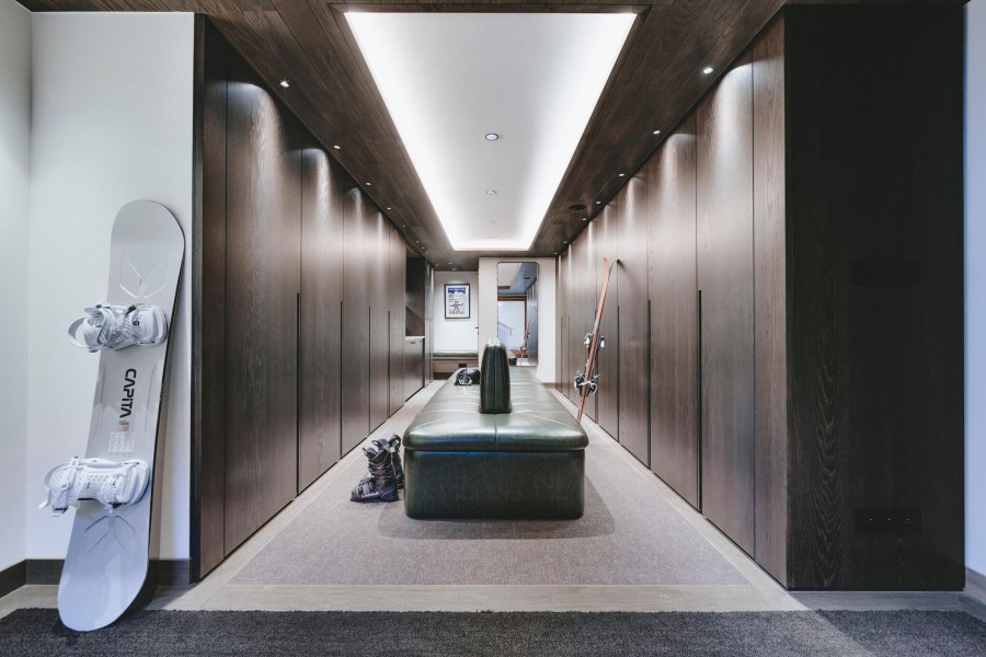 Chalet skis aux pieds avec piscine